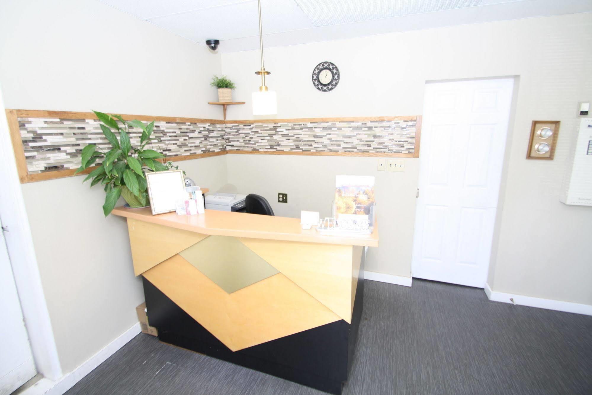Harrison Spa Motel Harrison Hot Springs Esterno foto