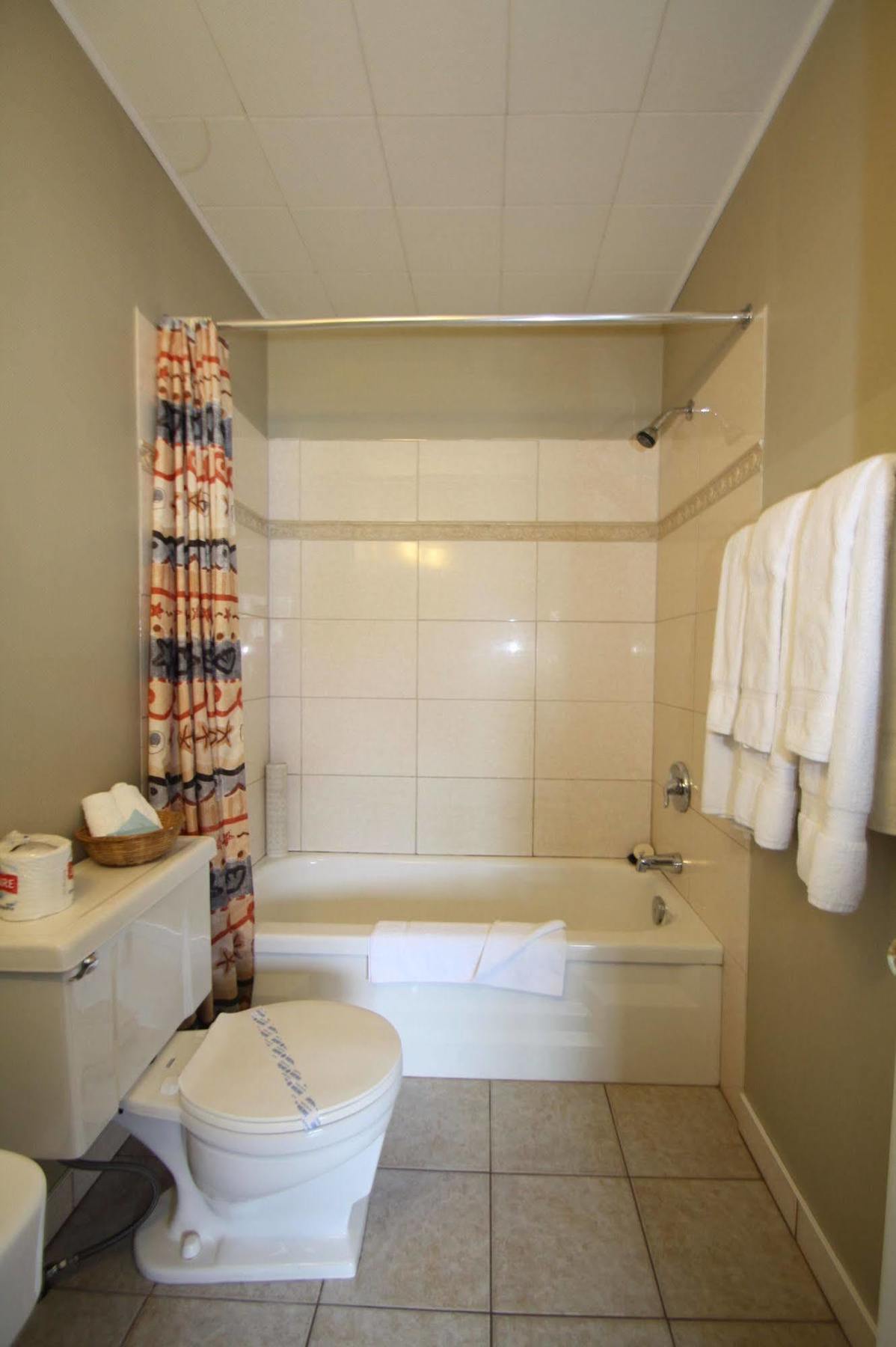 Harrison Spa Motel Harrison Hot Springs Esterno foto