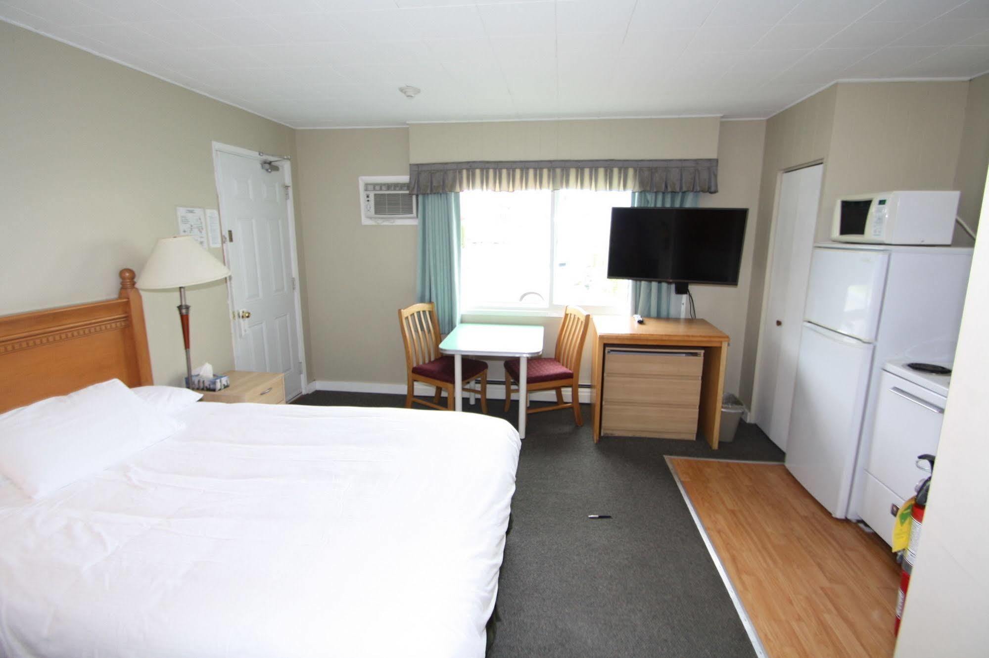 Harrison Spa Motel Harrison Hot Springs Esterno foto