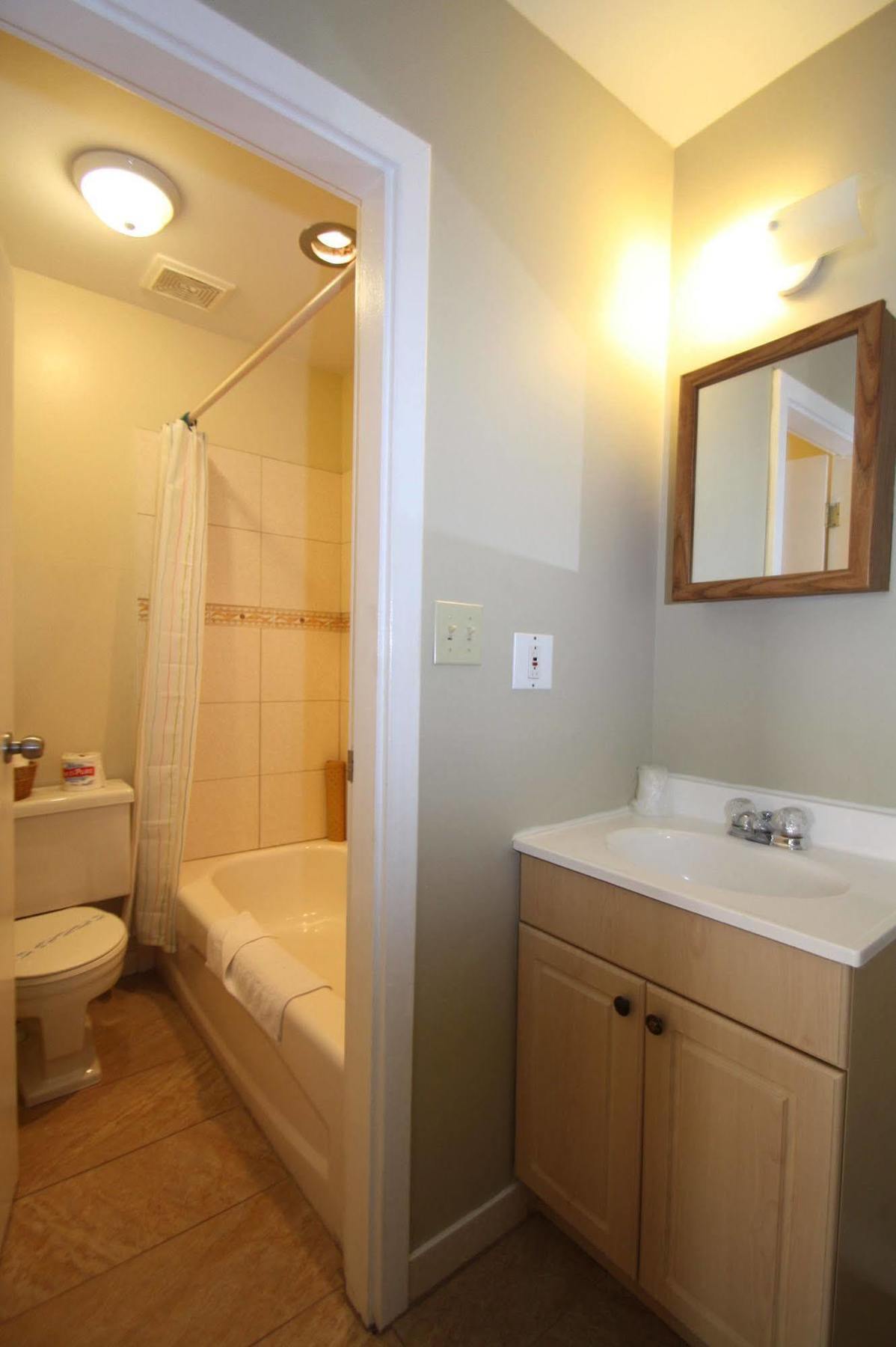Harrison Spa Motel Harrison Hot Springs Esterno foto