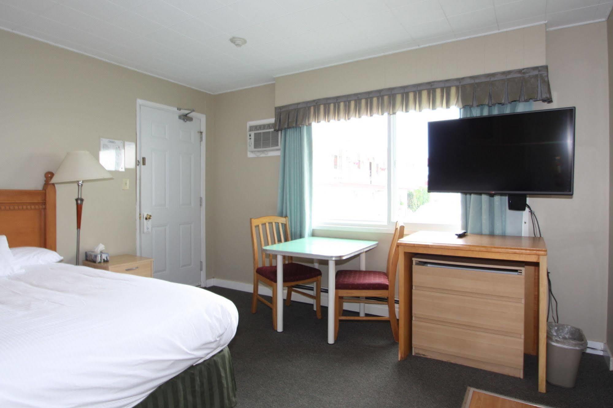 Harrison Spa Motel Harrison Hot Springs Esterno foto