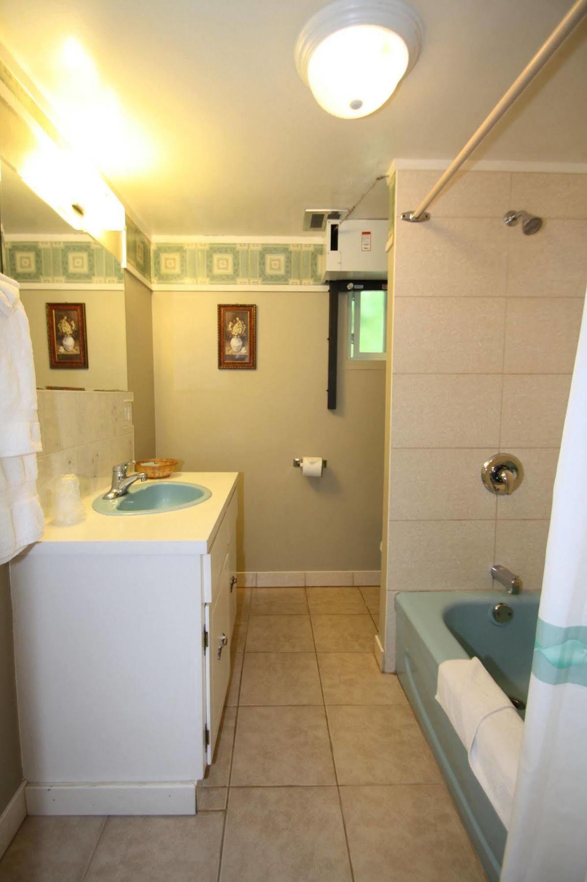 Harrison Spa Motel Harrison Hot Springs Esterno foto